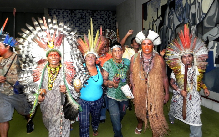 Indígenas protestam no Salão Verde. Foto: Oswaldo Braga de Souza / ISA
