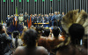 Henrique Alves apela aos manifestantes para saírem do plenário da Câmara. Foto: J. Batista / Agência Câmara
