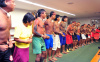 Índios Xavante dançam no auditório onde manifestantes reúniram-se. Zeca Ribeiro / ISA