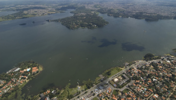 Moradores da zona sul de São Paulo fazem abraço na Represa de