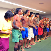 Índios Xavante dançam no auditório onde manifestantes reúniram-se. Zeca Ribeiro / ISA