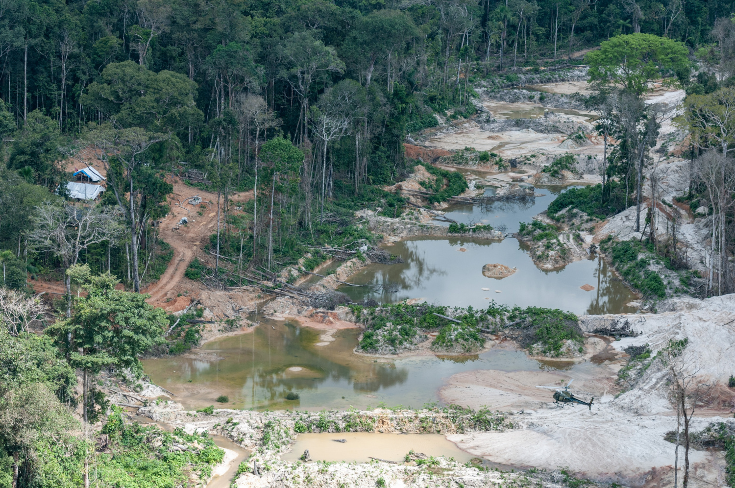 Temporal causa destruição no Exército e barracão da antiga Sanbra desaba