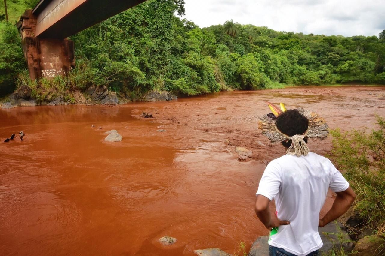 Vetor de fogo oco no conceito preto